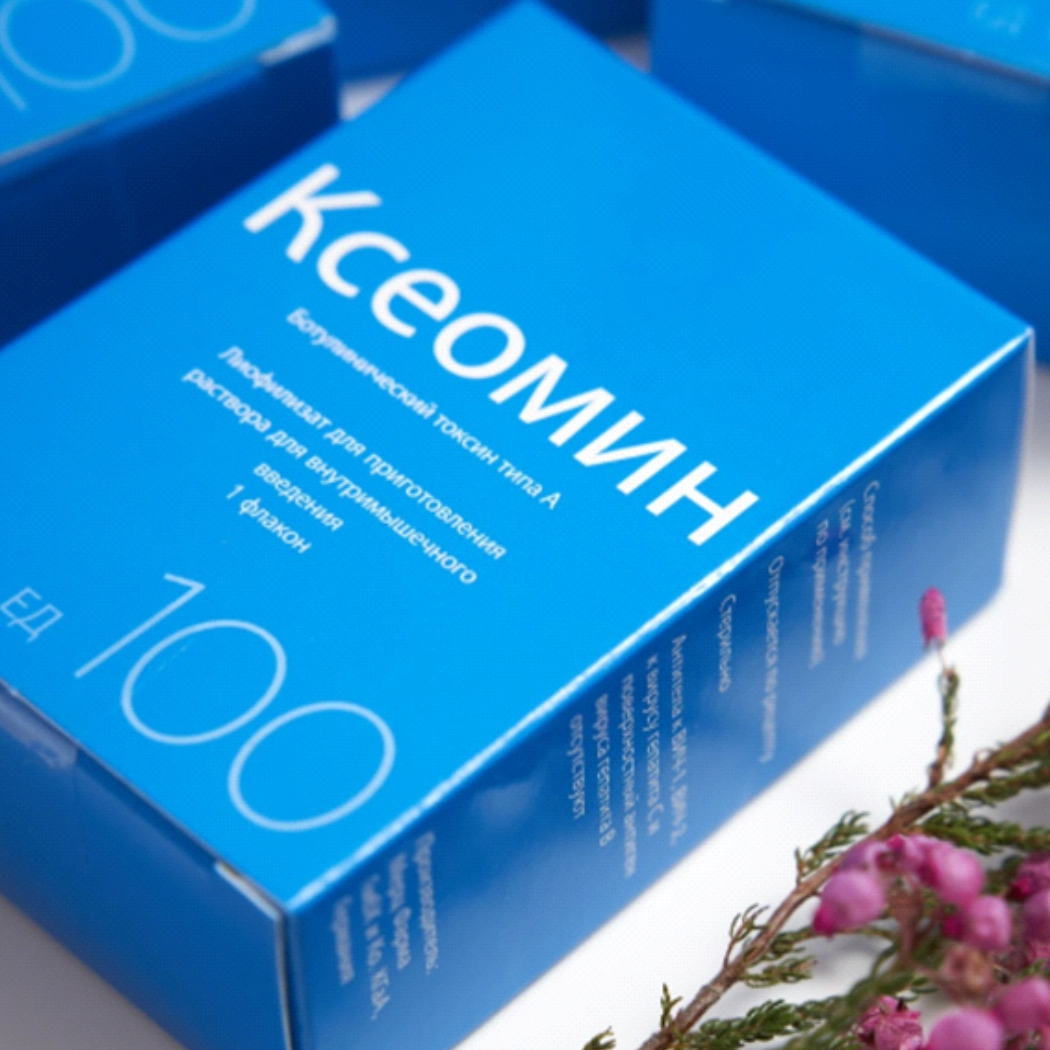  Hospital doctors examine patients so that